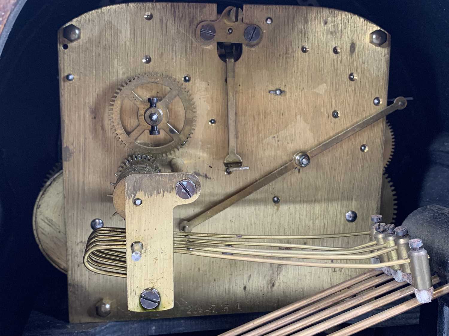 NEWHAVEN CLOCK CO. AMERICAN PINE CASED MANTEL CLOCK with applied decoration, circular dial, - Image 7 of 9