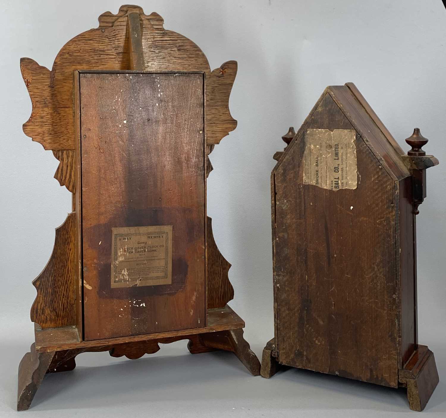 NEWHAVEN CLOCK CO. AMERICAN PINE CASED MANTEL CLOCK with applied decoration, circular dial, - Image 5 of 9