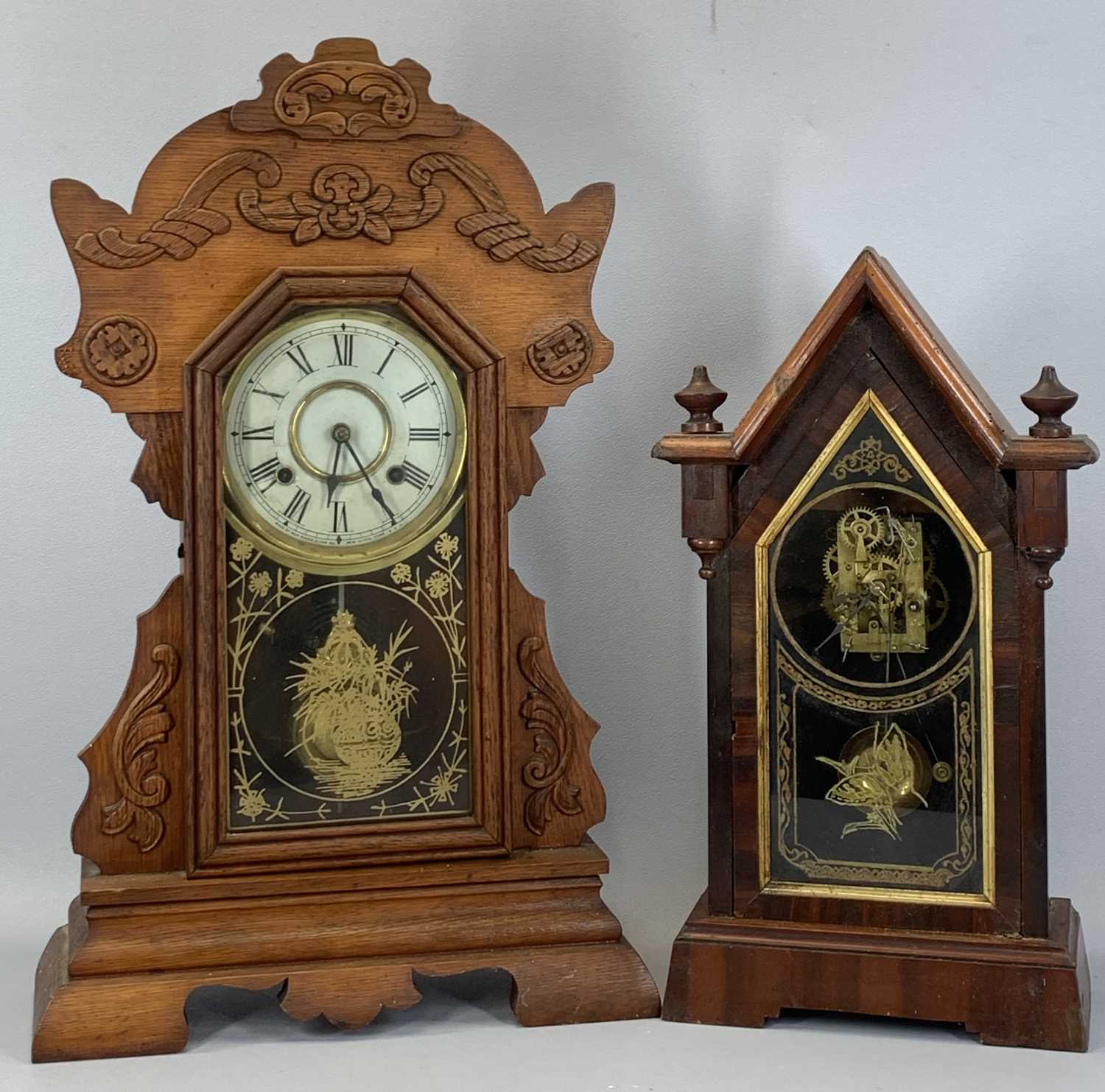 NEWHAVEN CLOCK CO. AMERICAN PINE CASED MANTEL CLOCK with applied decoration, circular dial, - Image 2 of 9