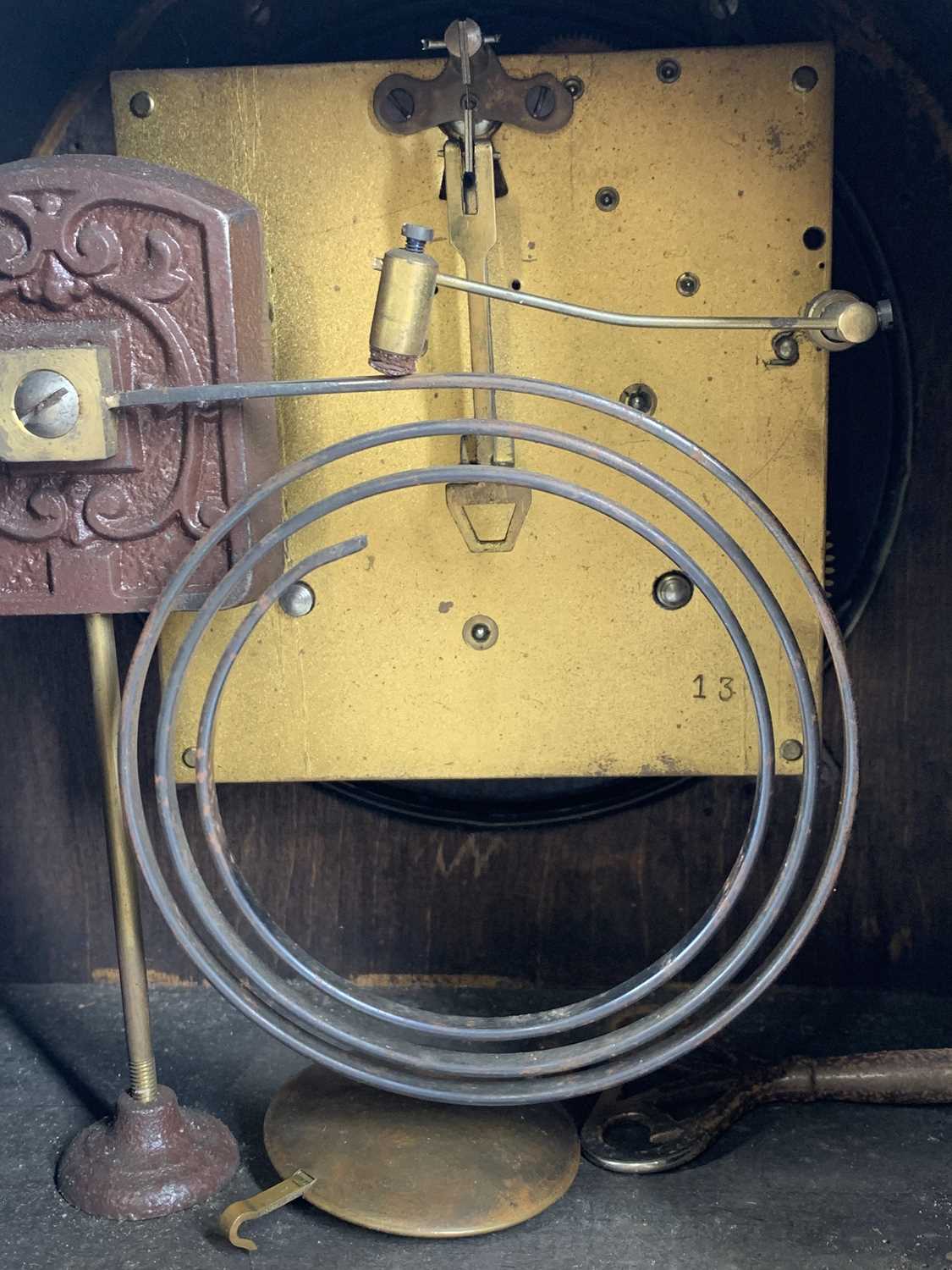 NEWHAVEN CLOCK CO. AMERICAN PINE CASED MANTEL CLOCK with applied decoration, circular dial, - Image 9 of 9