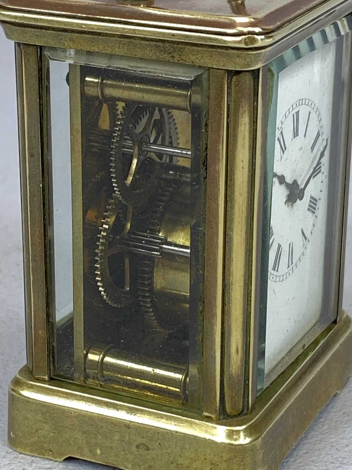 EARLY 20TH CENTURY MINIATURE CARRIAGE CLOCK, single train within a brass case with bevelled glass - Image 3 of 4