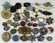 APPROX. THREE DOZEN VINTAGE & LATER COSTUME JEWELLERY BROOCHES, to include early plastics,