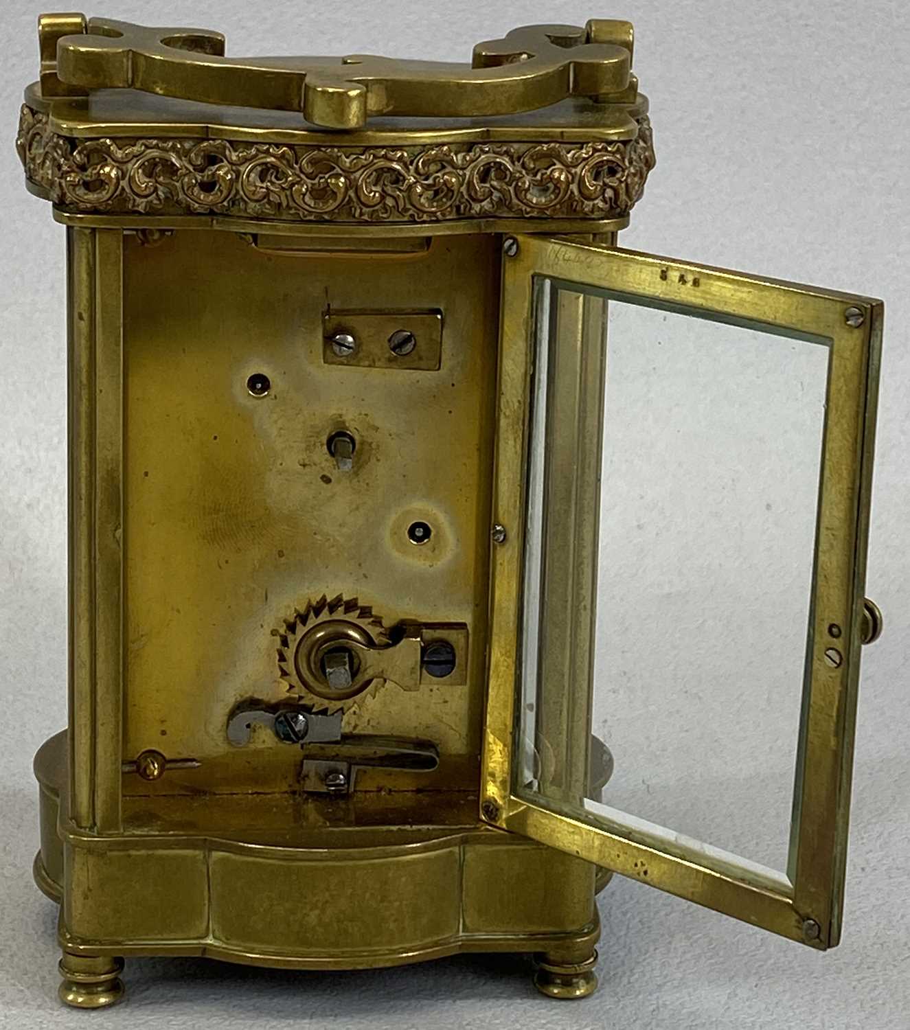 VINTAGE FRENCH BRASS CARRIAGE CLOCK with shaped detail to the upper and lower case and the swing - Image 2 of 3