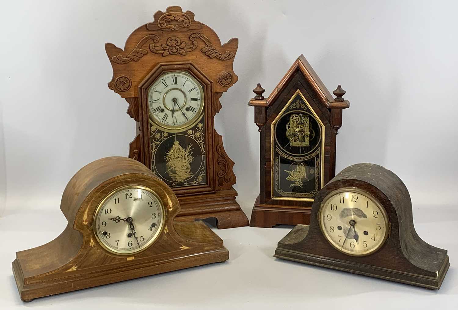 NEWHAVEN CLOCK CO. AMERICAN PINE CASED MANTEL CLOCK with applied decoration, circular dial,