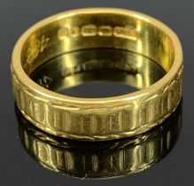 22CT GOLD BAND RING, wide banded with slightly inset ribbed decoration, stamped 'Lucky' to the shank