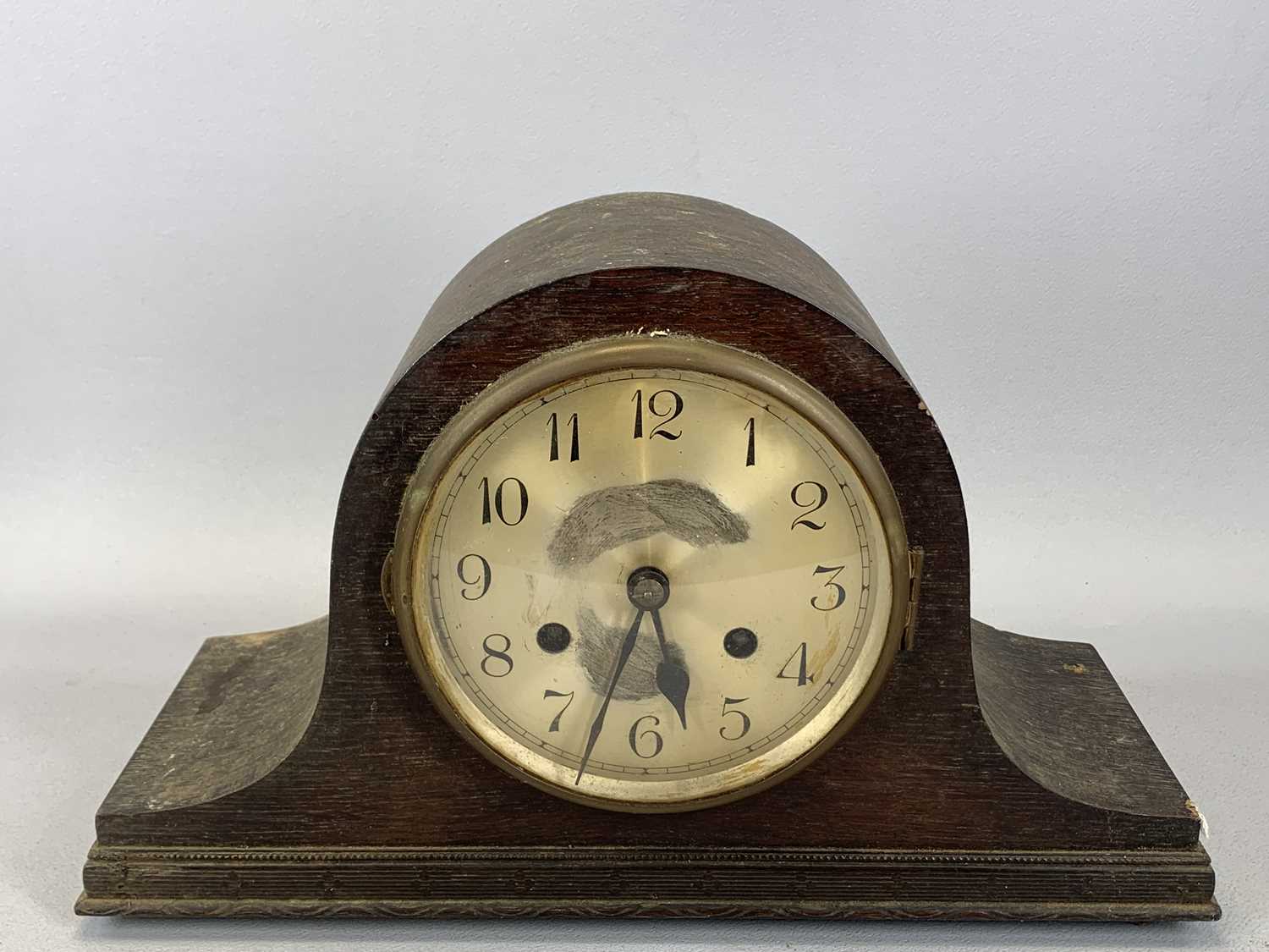 NEWHAVEN CLOCK CO. AMERICAN PINE CASED MANTEL CLOCK with applied decoration, circular dial, - Image 8 of 9