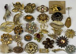 VINTAGE & LATER COSTUME JEWELLERY BROOCH COLLECTION to include a Scottish claw brooch, Kigu