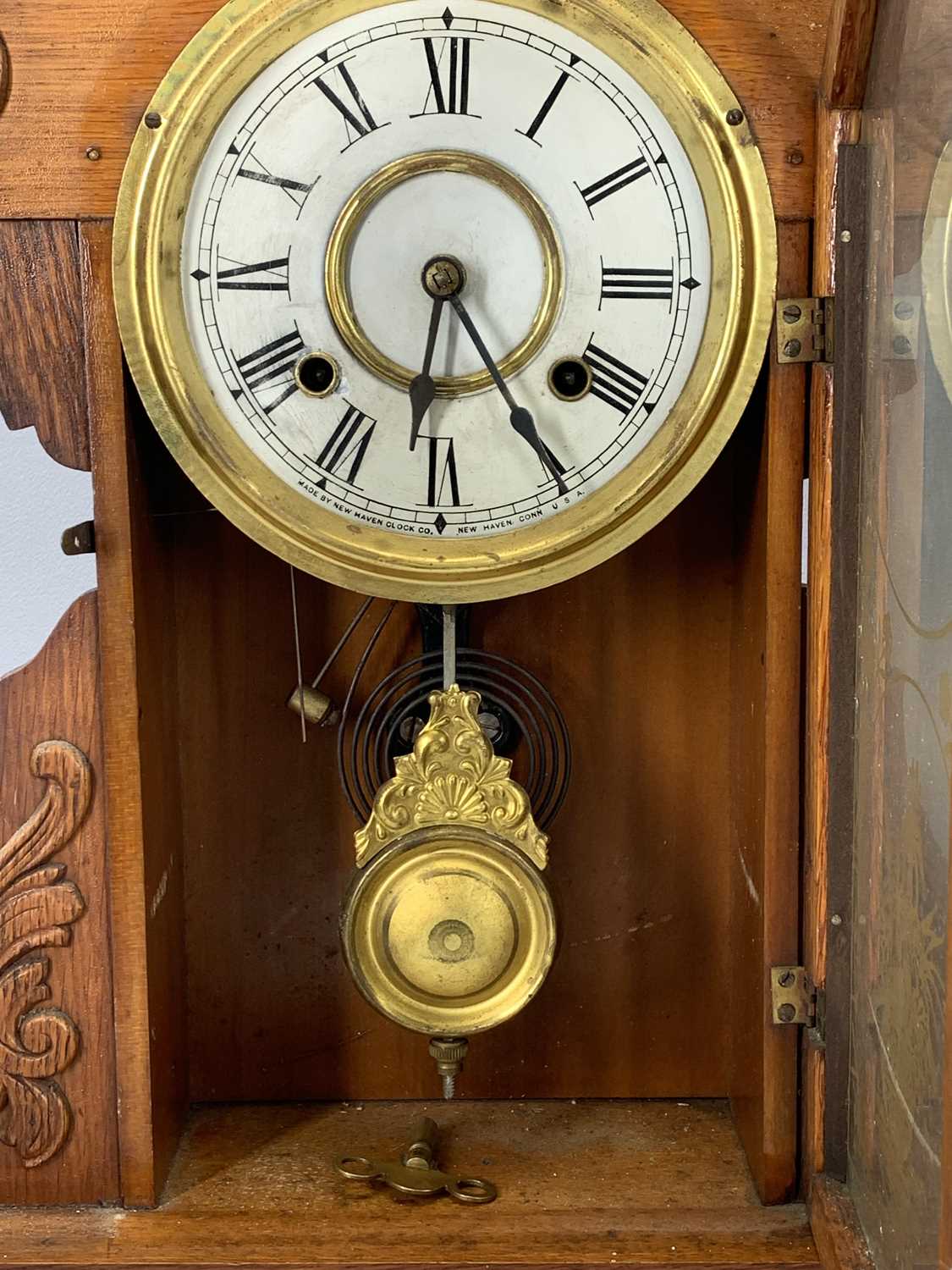 NEWHAVEN CLOCK CO. AMERICAN PINE CASED MANTEL CLOCK with applied decoration, circular dial, - Image 3 of 9