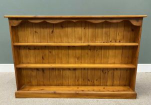 MODERN STAINED PINE BOOKCASE with decorative upper frieze over three open shelves on a plinth