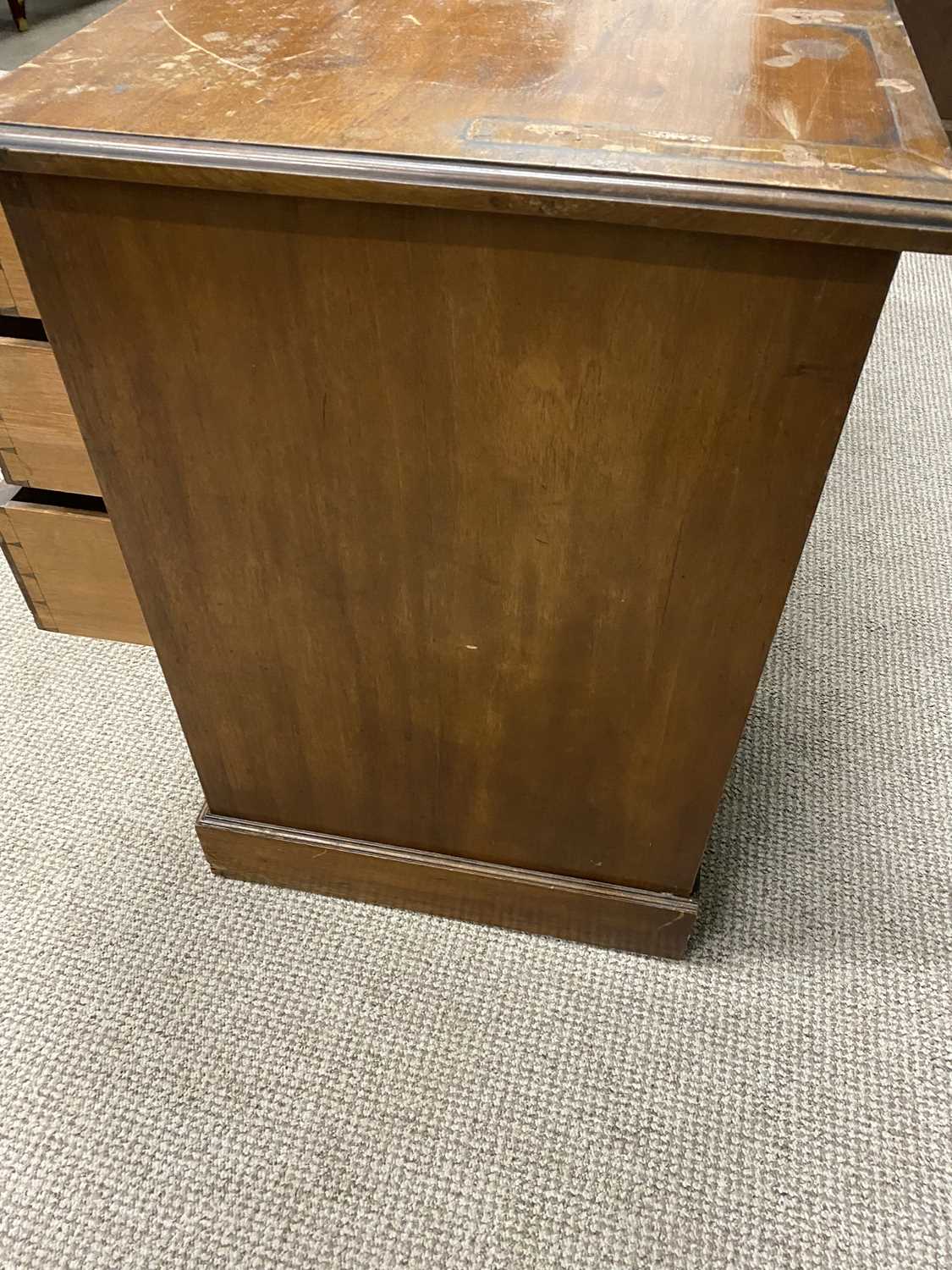 EDWARDIAN MAHOGANY TWIN PEDESTAL DESK / EX DRESSING CHEST, with a rectangular top and kneehole - Image 5 of 5