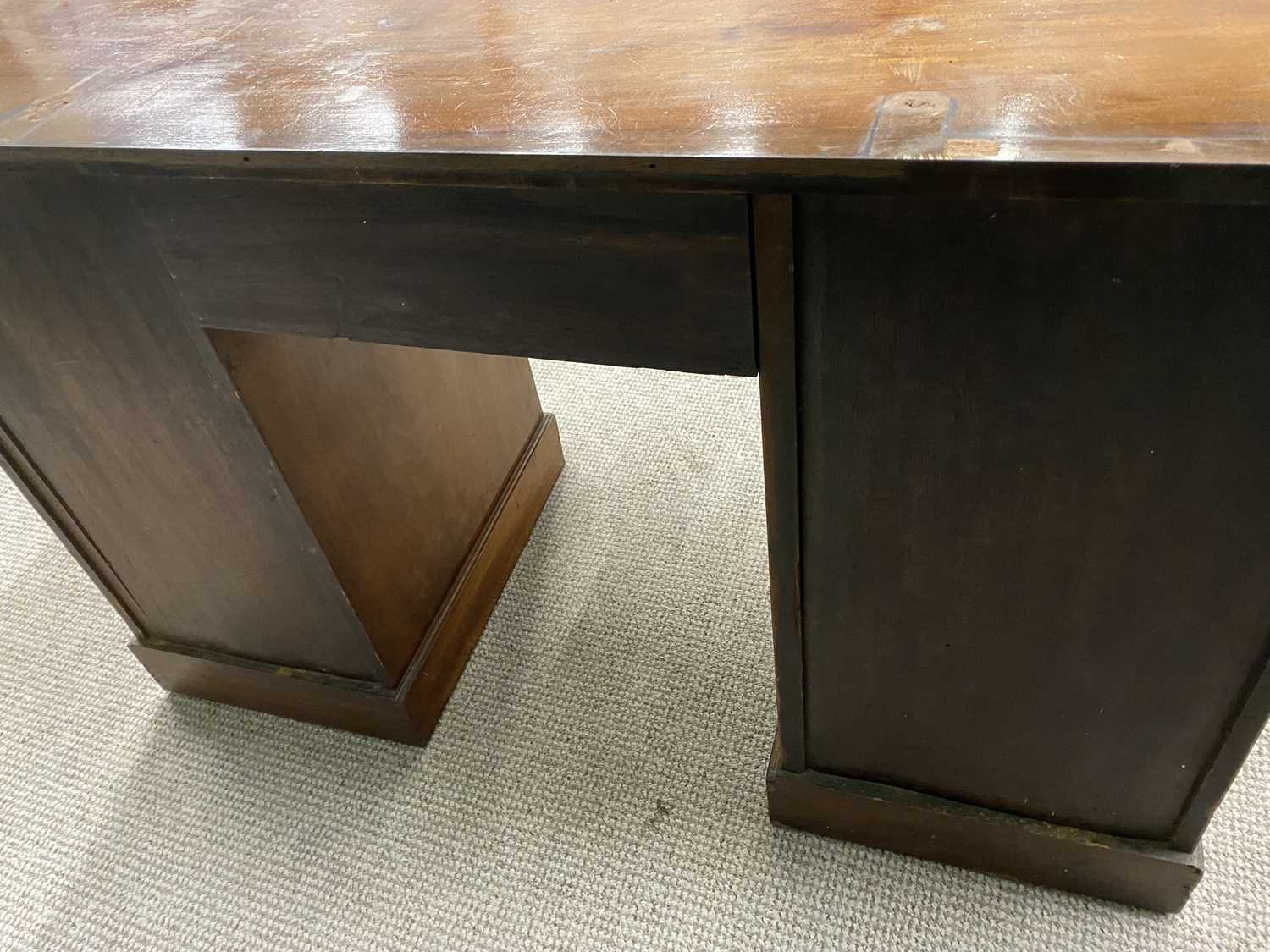 EDWARDIAN MAHOGANY TWIN PEDESTAL DESK / EX DRESSING CHEST, with a rectangular top and kneehole - Image 4 of 5