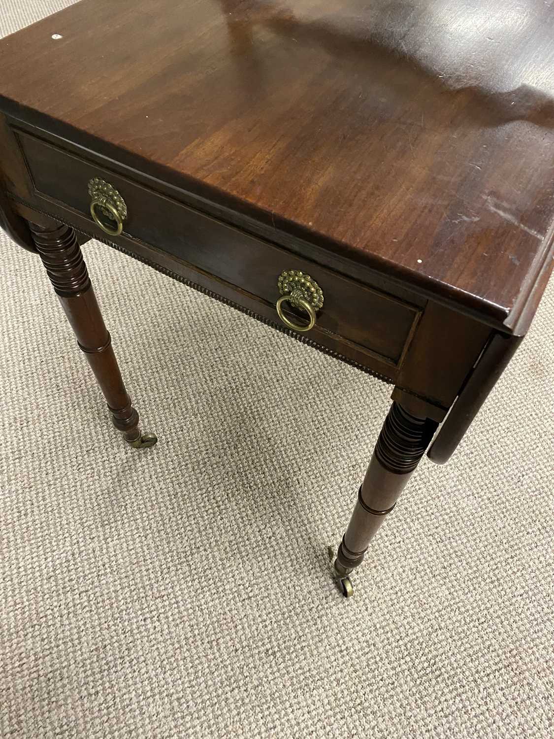 REGENCY MAHOGANY PEMBROKE TABLE & AN OVAL DRESSING TABLE TOILET MIRROR, the twin flap table having a - Image 3 of 3