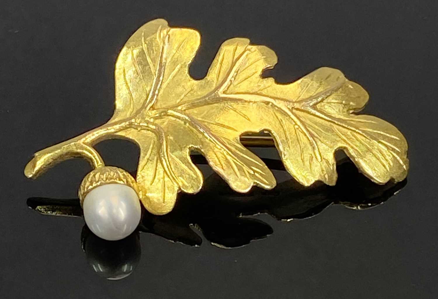 9CT YELLOW GOLD OAK LEAF BROOCH, set with a pearl acorn, 4.8g Provenance: deceased estate Conwy