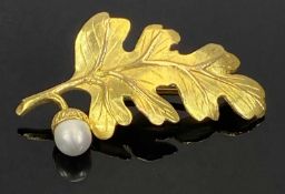 9CT YELLOW GOLD OAK LEAF BROOCH, set with a pearl acorn, 4.8g Provenance: deceased estate Conwy