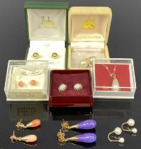 ASSORTED JEWELLERY including pair of 9ct gold stud earrings, pearl pendant with 9ct gold chain,