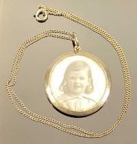 9CT GOLD CIRCULAR PORTRAIT LOCKET, 3cms diam., on a 9ct gold fine link chain, 38cms L, 8.2g gross