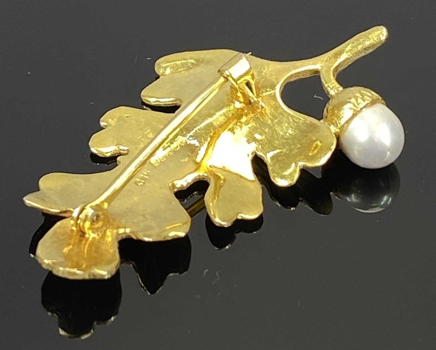 9CT YELLOW GOLD OAK LEAF BROOCH, set with a pearl acorn, 4.8g Provenance: deceased estate Conwy - Bild 2 aus 2
