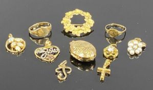 ASSORTED 9CT YELLOW GOLD JEWELLERY including oval locket, scroll engraved to one side, circular open