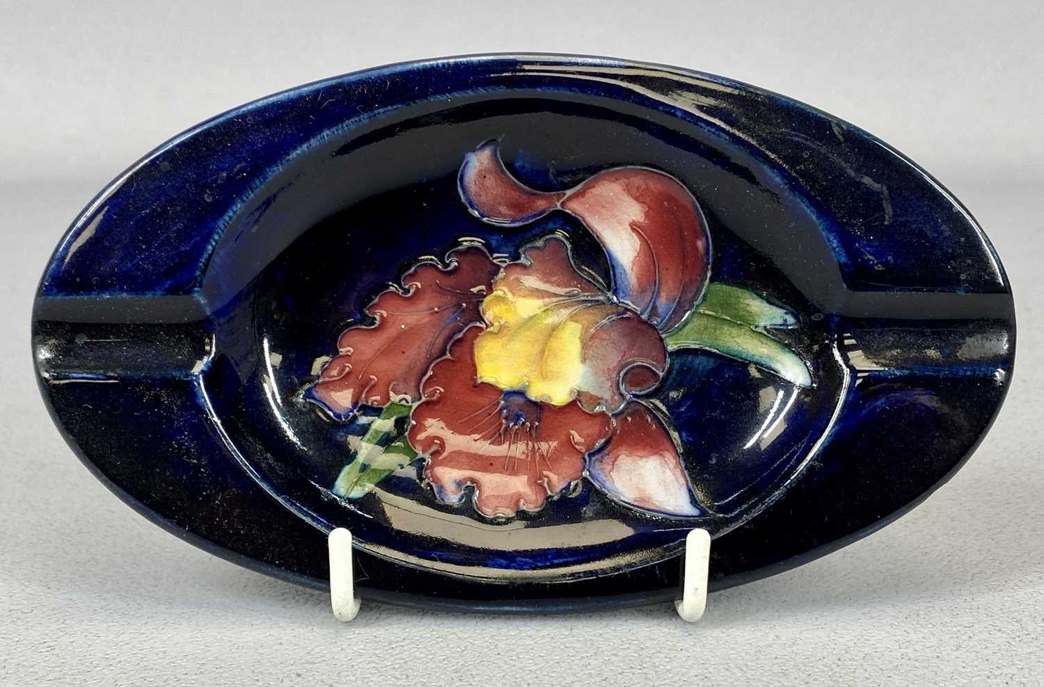 THREE SMALL MOORCROFT POTTERY ITEMS comprising a small globular vase, decorated with fruit, 6.5cms - Image 3 of 4