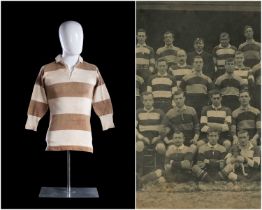 A 1901-1911 WATSONIANS FC RUGBY JERSEY & TEAM PHOTOGRAPH Hooped maroon and white jersey with white