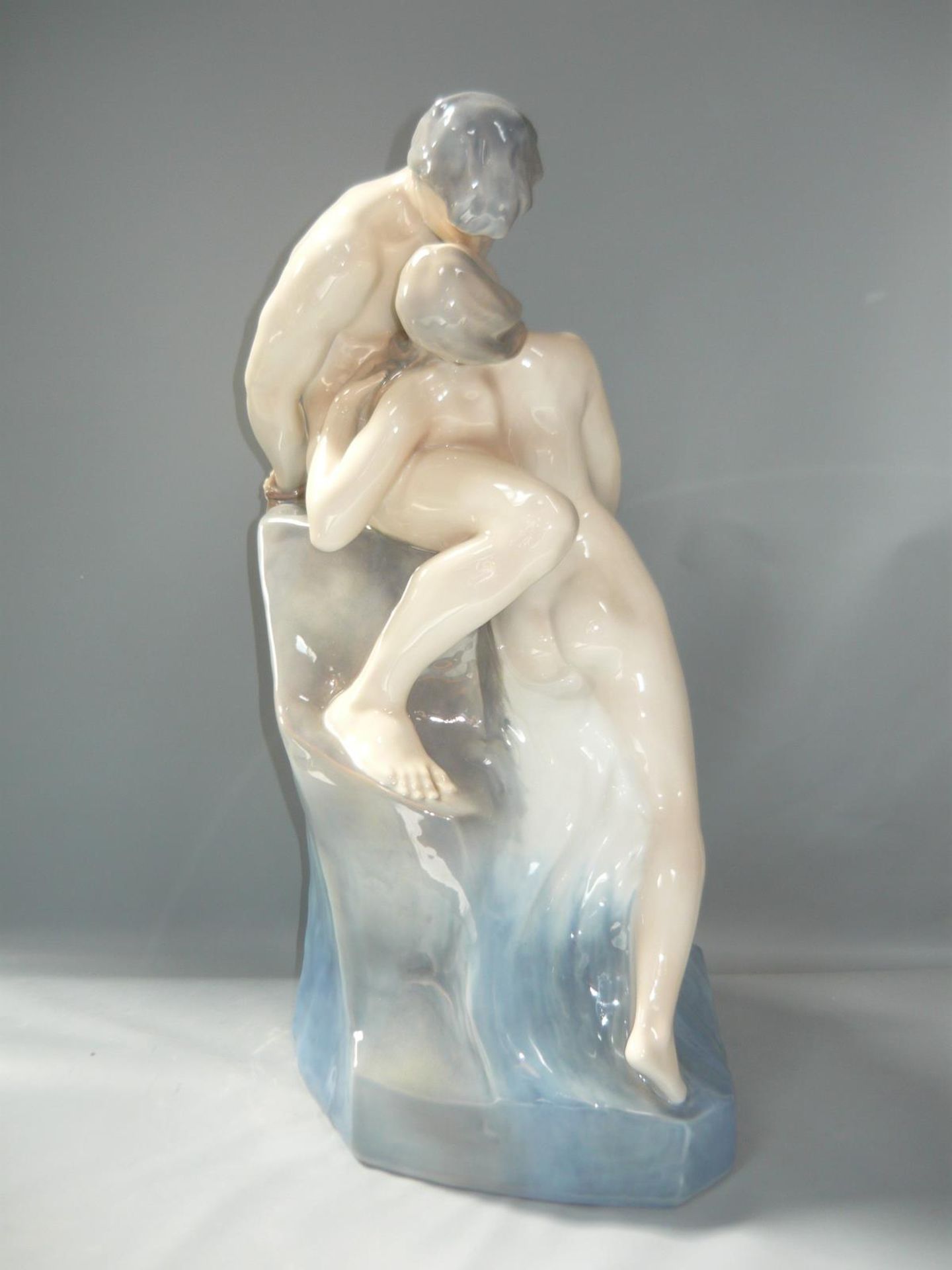 Royal Copenhagen. Riesige Porzellanfigur eines nackten Paares. H. 47cm. Ein Schleifstrich. // - Image 2 of 2