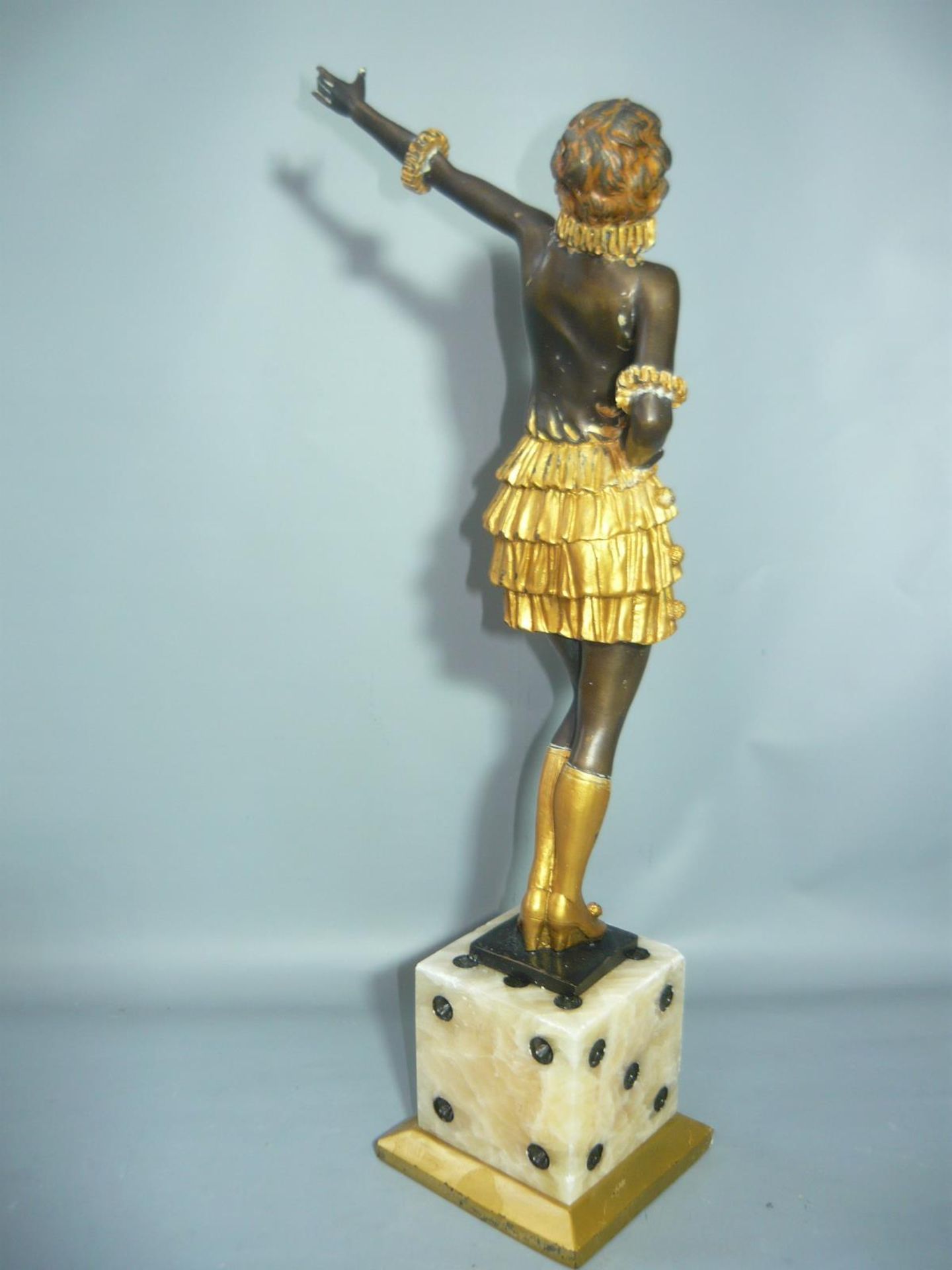 Tänzerin in Art Deco Kleidung. Auf Steinwürfel. H. 42cm. //English: Female dancer in art deco style. - Image 2 of 2