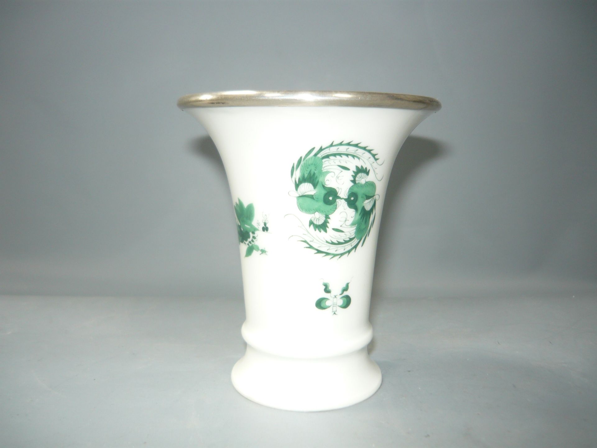 Meissen (Schwerter). Vase mit grünem Dekor und Silberrand (mit Gravur). Erste Wahl. H. 10cm. //