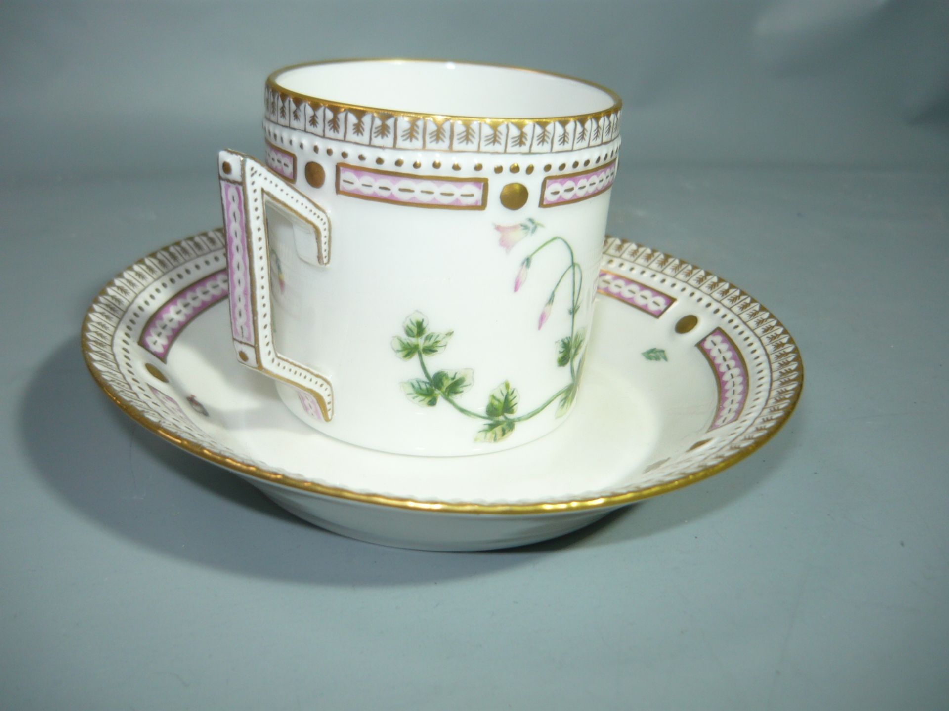 Royal Copenhagen. Kaffeetasse mit Untertasse. Handbemalt im Flora Danica-Style. Schleifstrich. H. - Image 2 of 3