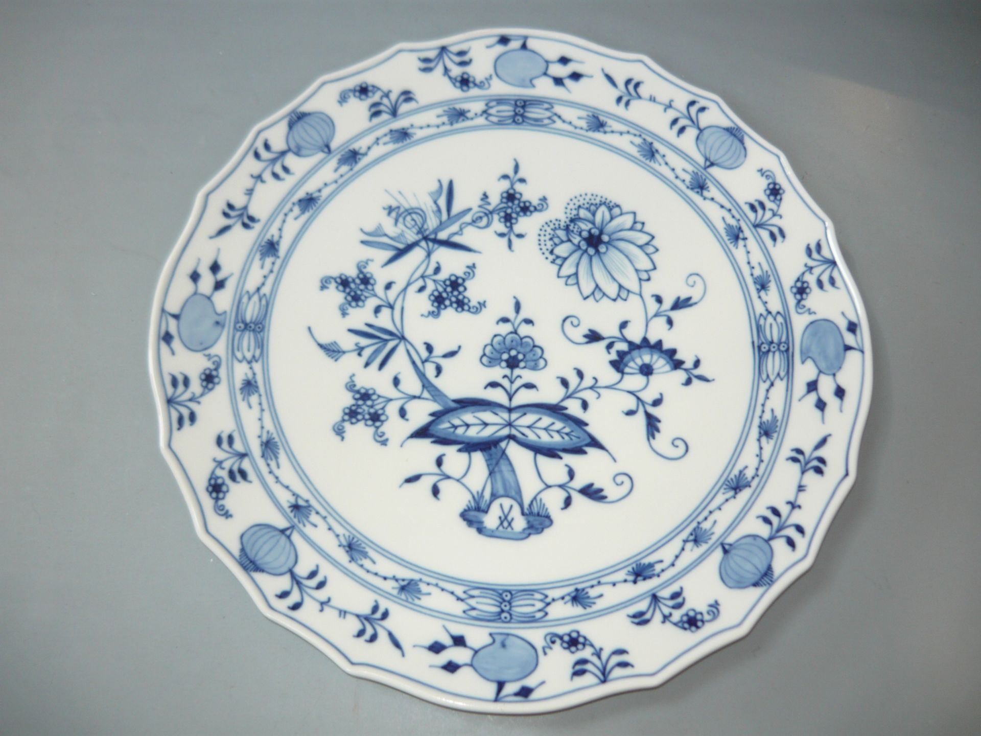 Meissen (Schwerter). Zwiebelmuster. Große runde Platte. Ø 32cm. Erste Wahl. //English: Meissen (