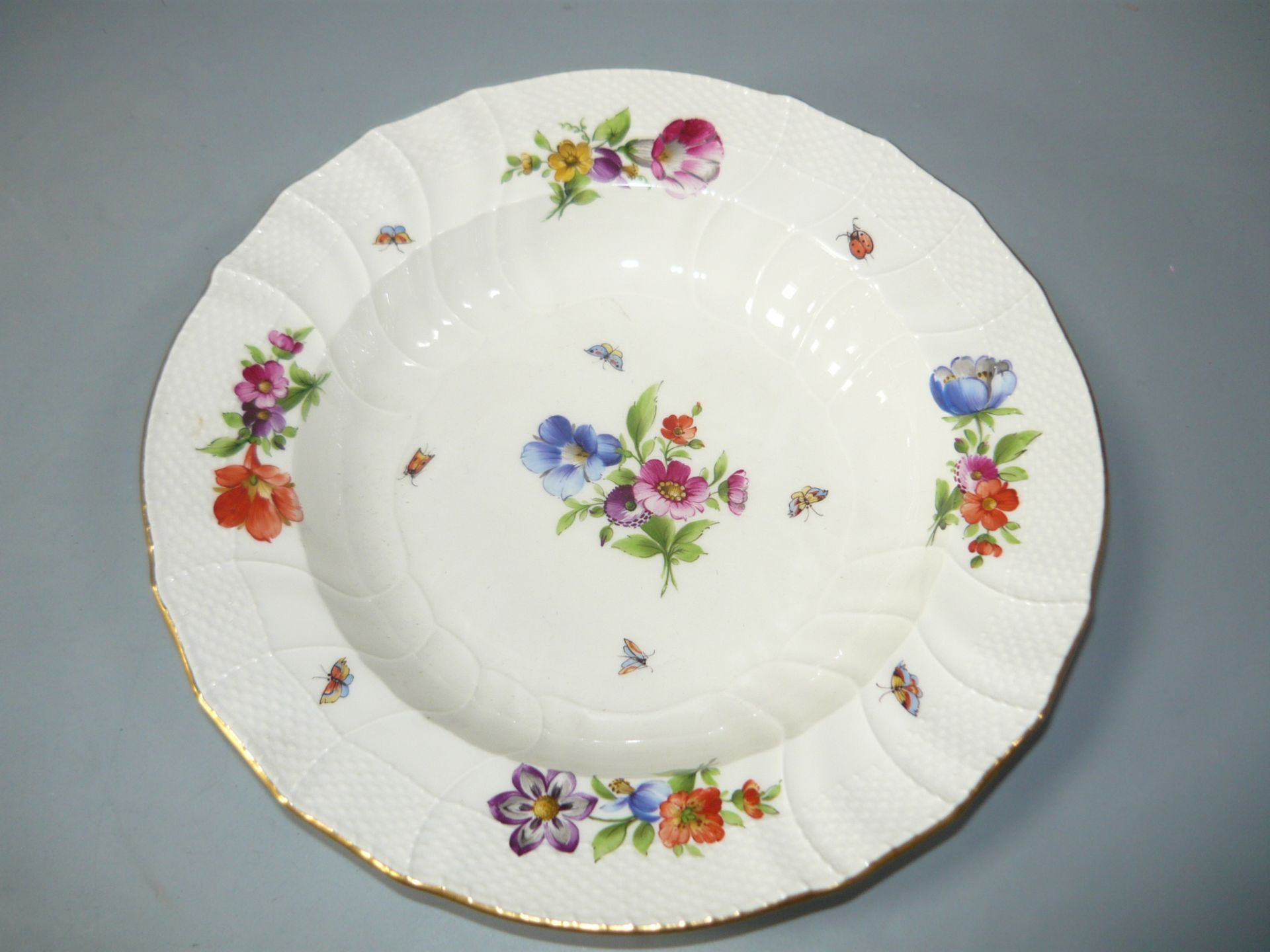 KPM Berlin. Teller mit Blumenmalerei. Antik. Erste Wahl. Ø 23cm. //English: KPM Berlin. Plate with