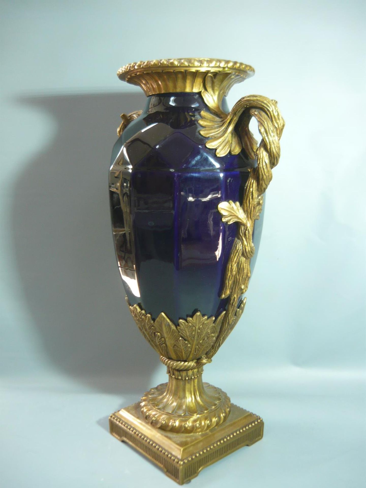 Große Prunkvase mit Bronzemontierung. 20.Jhdt. H. 49cm. //English: Huge vase with mounting of - Image 2 of 2