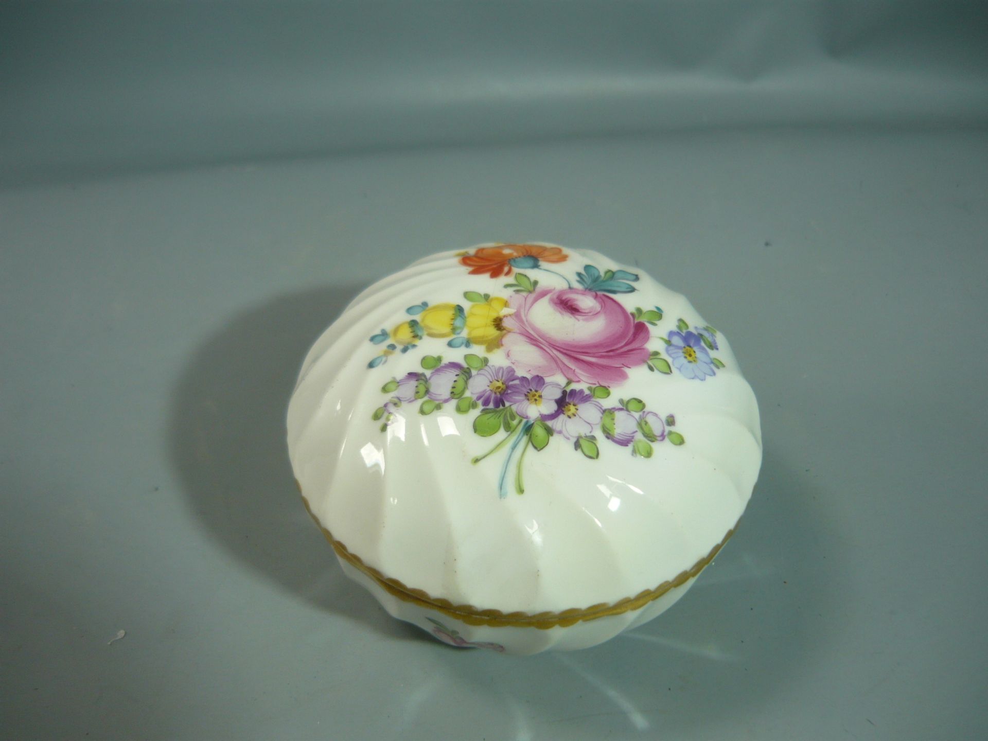 Nymphenburg. Deckeldose mit Blumenmalerei. Ø 12cm. //English: Nymphenburg. Box with lid. Handpainted