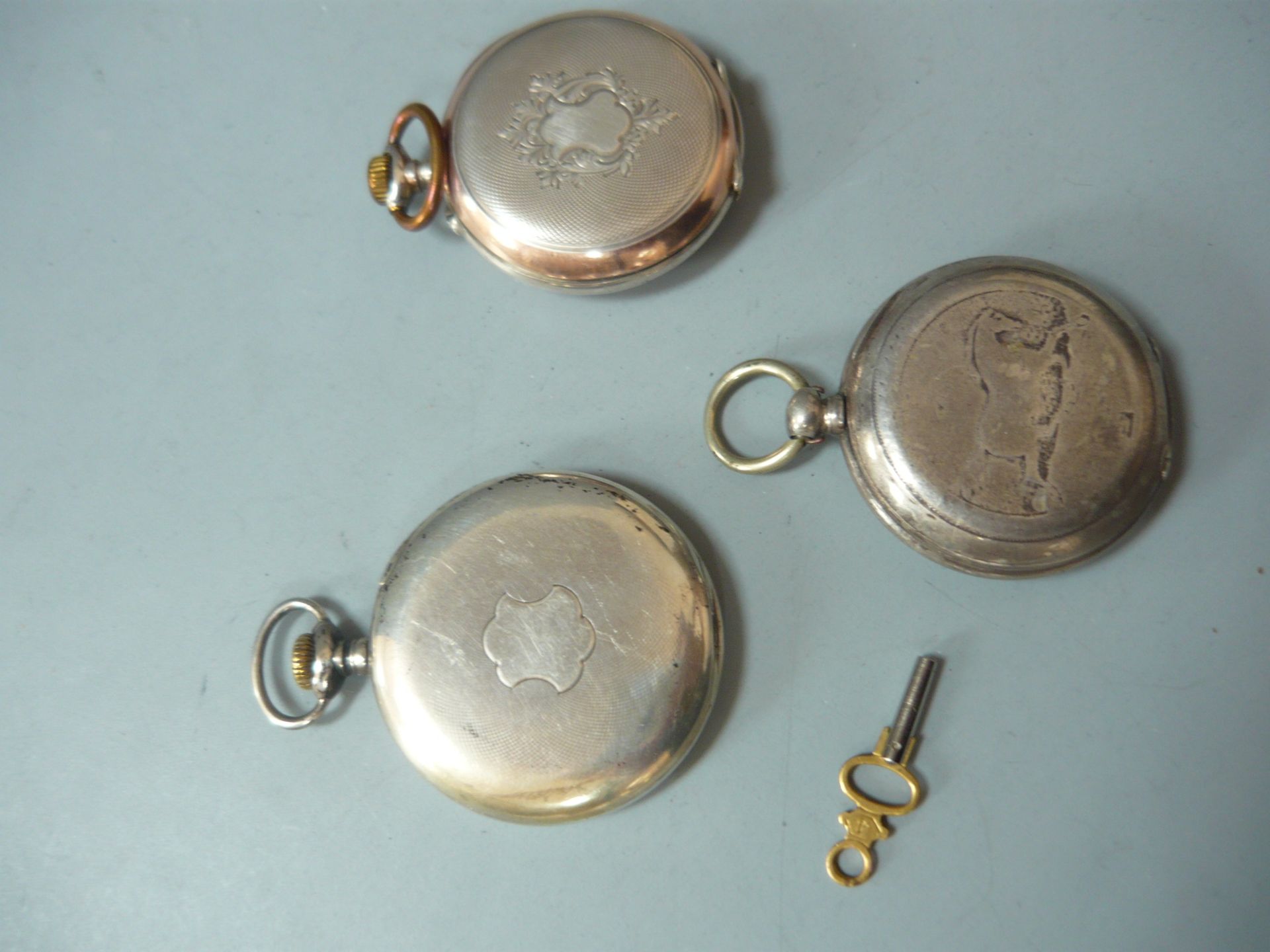 Drei antike Herren Taschenuhren mit Gehäuse in 800er Silber. Ø je ca. 5cm. Nicht geprüft. Ein Glas - Bild 2 aus 2