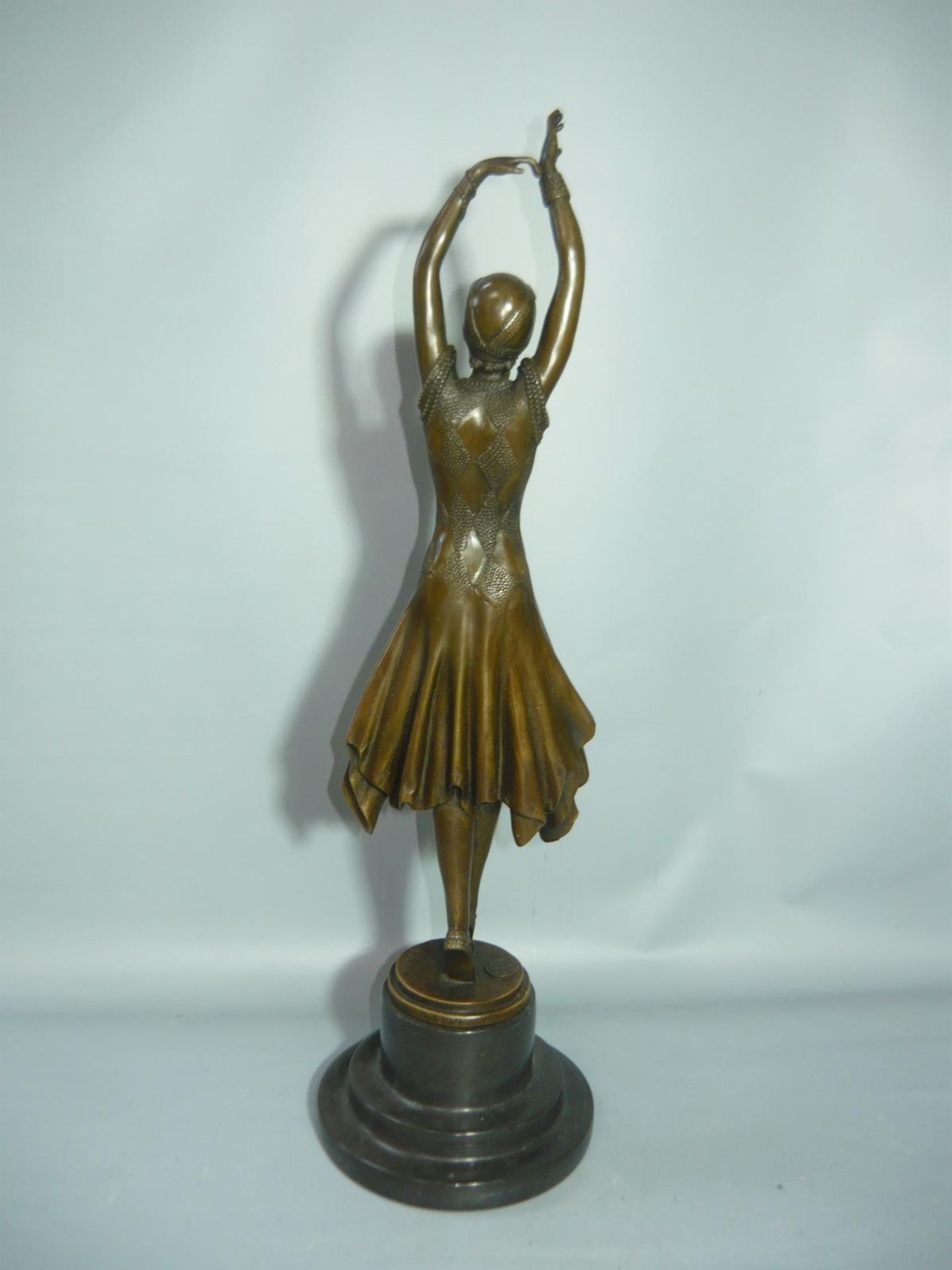 Demetre Chiparus (nach). Tänzerin. Bronze auf Steinsockel. H. 45cm. //English: Demetre Chiparus ( - Image 2 of 2