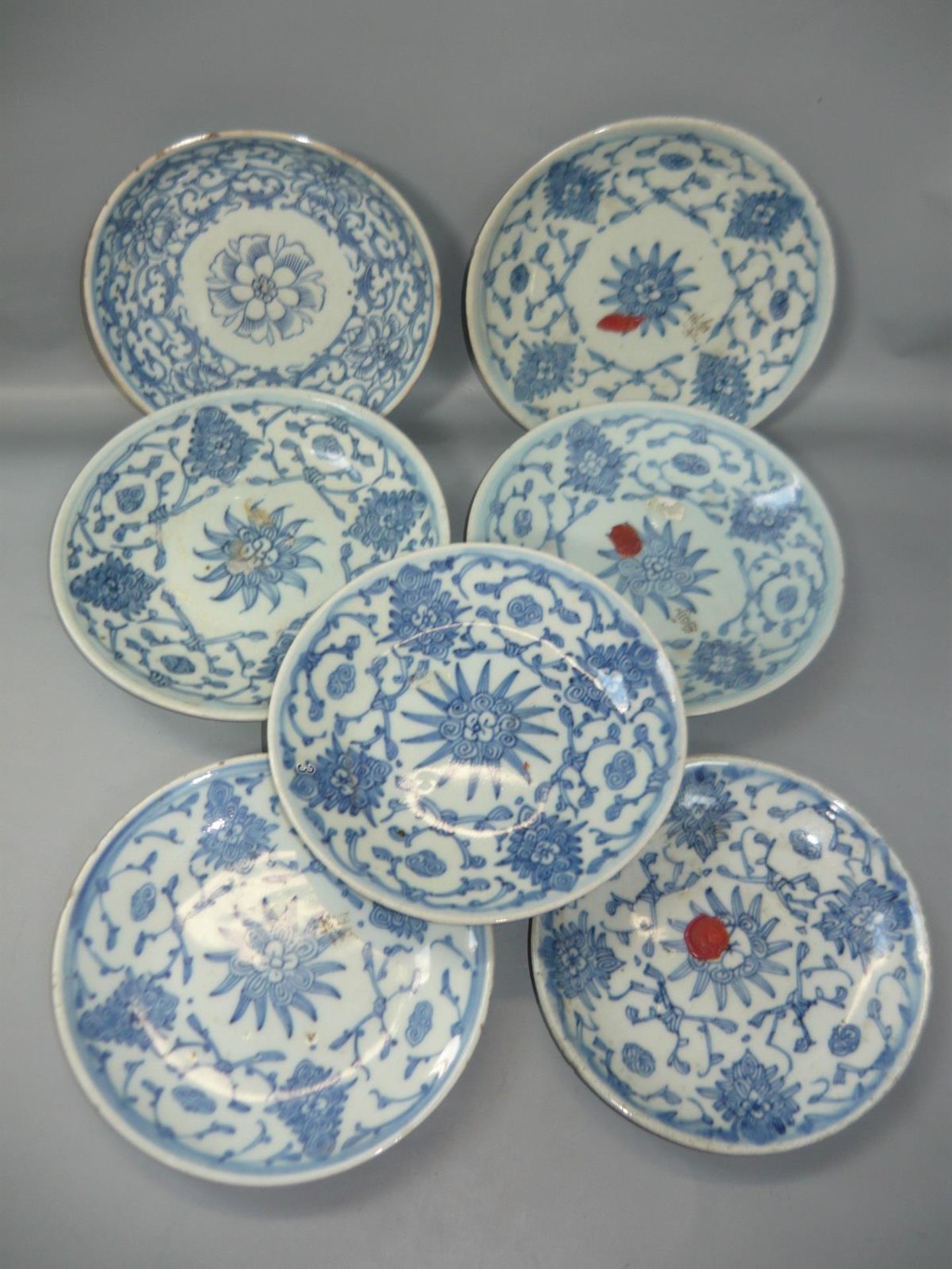 Satz von 7 Tellern. China, Tung Chih (1862-1875). Blaue Handmalerei. Ø ca. 16-17cm. Kleine Fehler