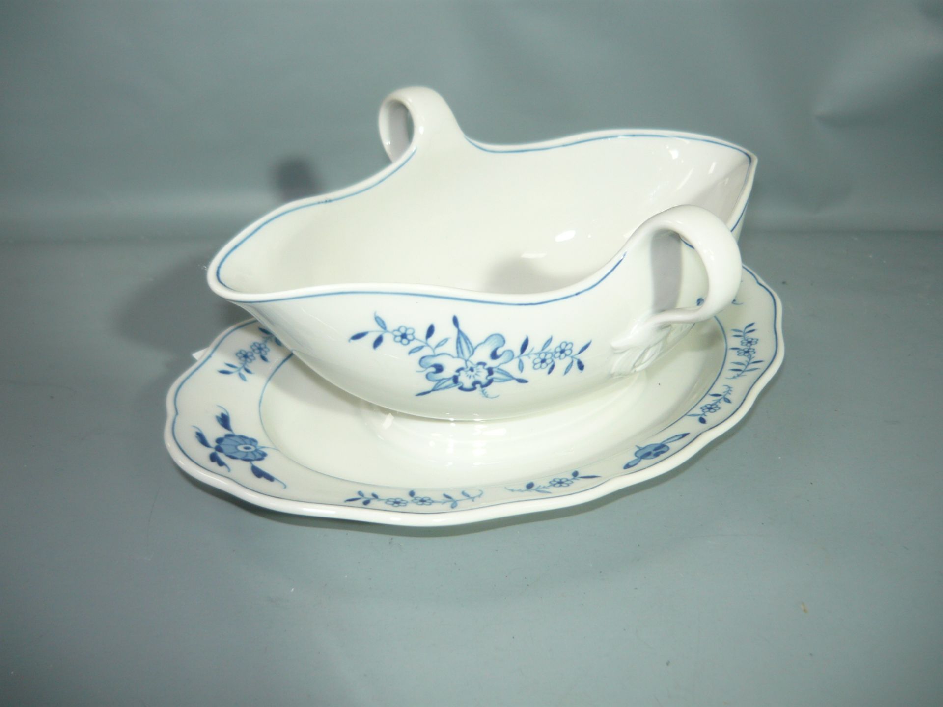 Meissen (Schwerter). Art Deco Zwiebelmuster. Sauciere. Schleifstriche. L.25cm. //English: Art Deco