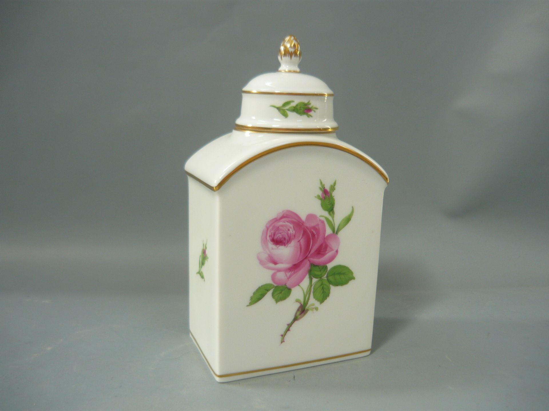 Meissen (Schwerter). Teedose. Erste Wahl. H. 14cm. //English: Meissen (swords). Teebox with lid