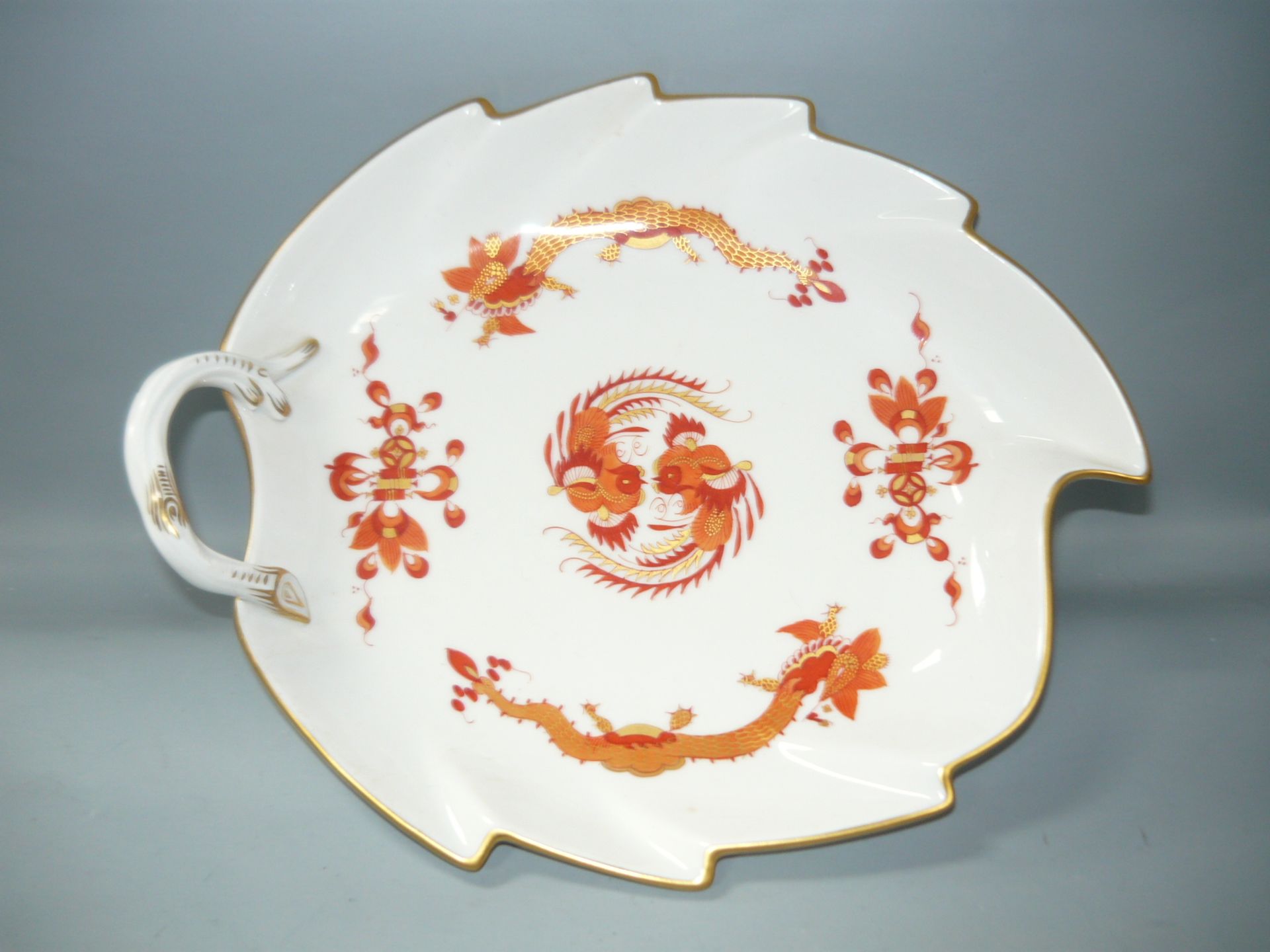 Meissen (Schwerter). Hofdrache. Blattschale. Erste Wahl. L. 22cm. //English: Meissen (swords) Red