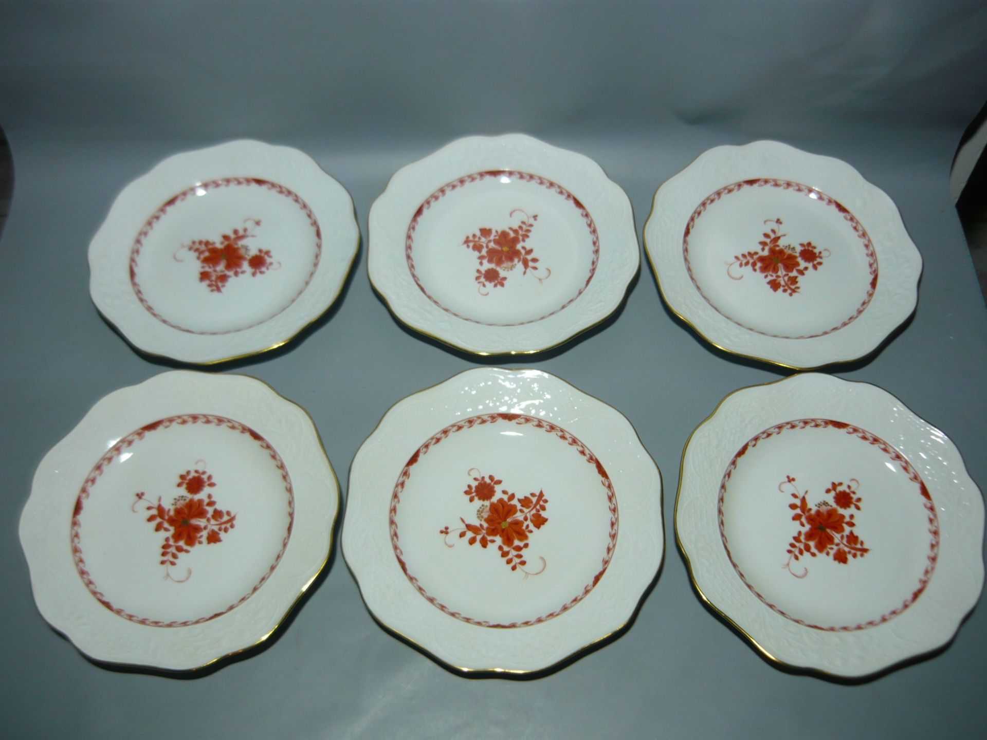 Meissen (Schwerter). Set von 6 flachen Tellern mit Handmalerei. Zweite Wahl. Je ca. 22cm.