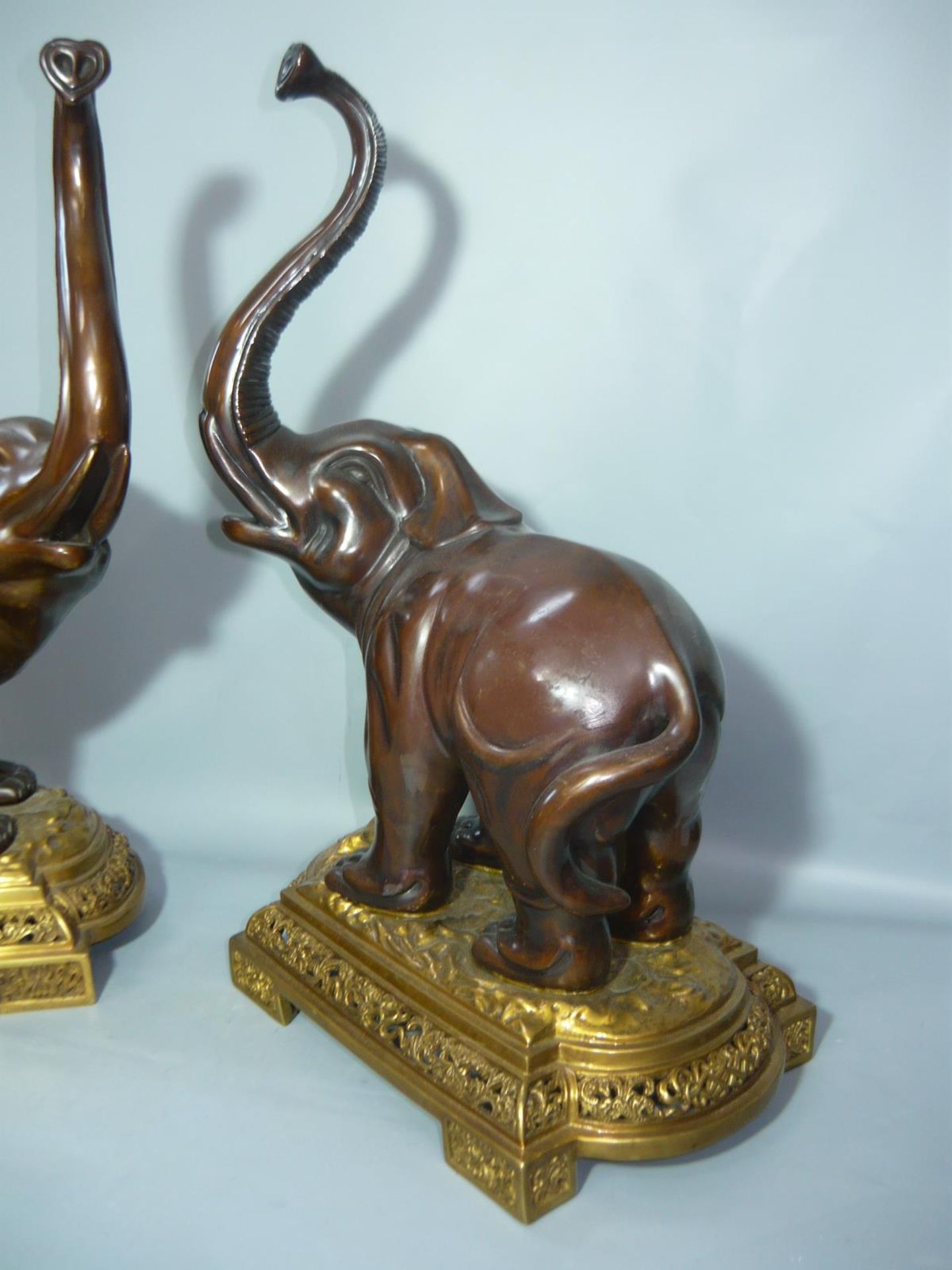 Paar große und Schwere Elefanten. Bronze. Je ca. 41cm. //English: Pair of huge and heavy - Image 3 of 4