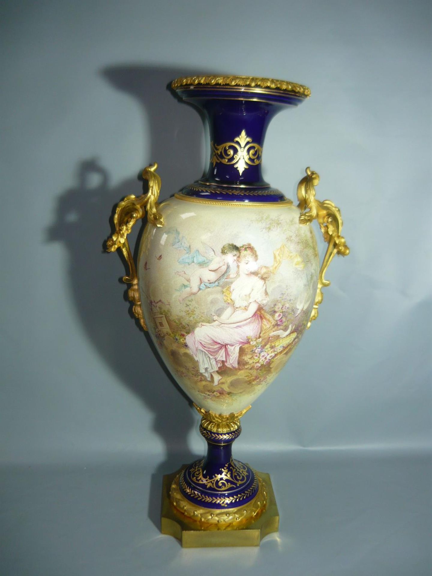 Große Bodenvase mit vergoldeten Bronzemontierungen. 19. Jhdt. H. 58cm. //English: Huge palace vase