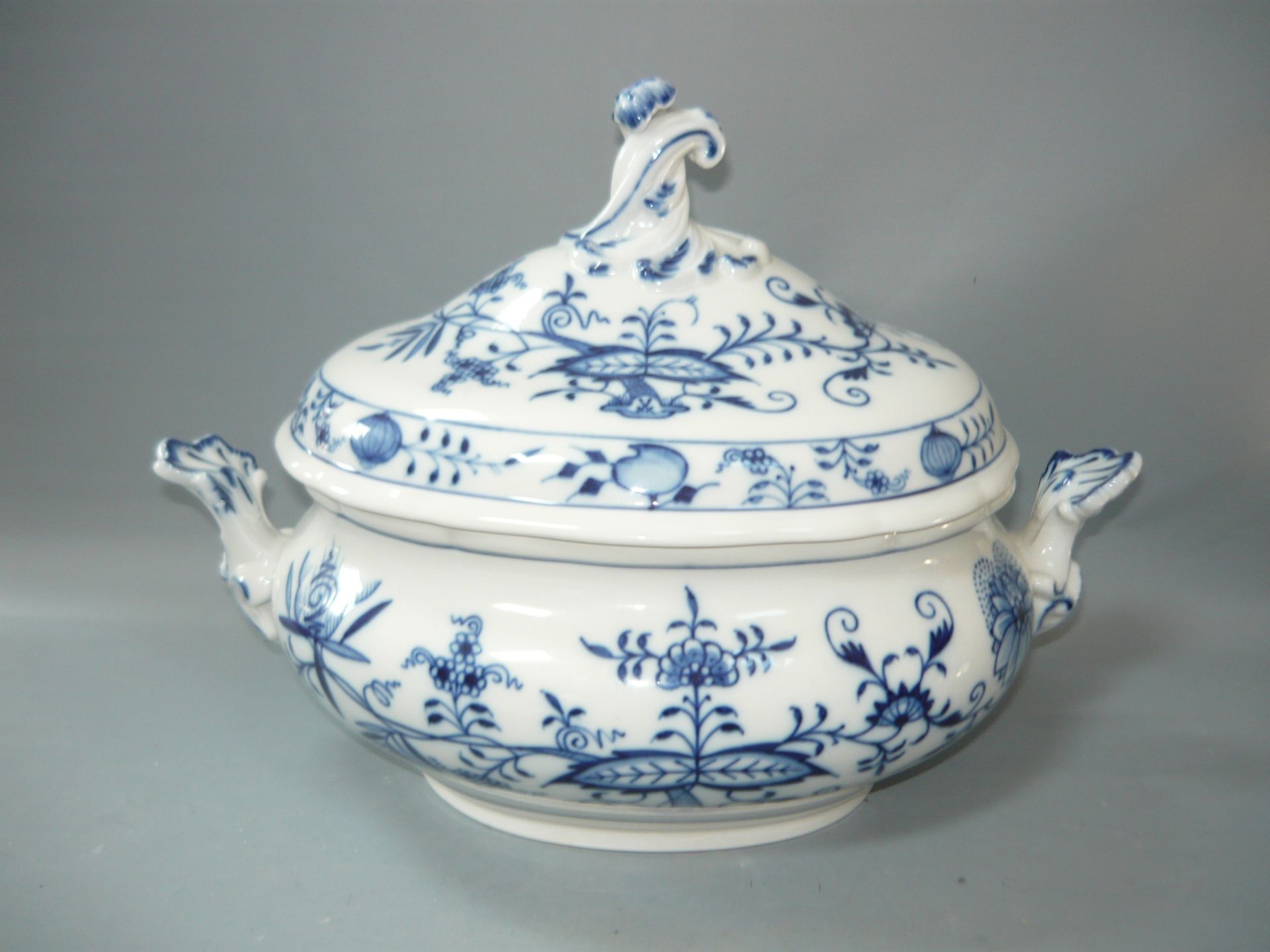 Meissen (Schwerter). Zwiebelmuster.Riesige Terrine. Ca. 21x25x35cm. Schleifstriche. //English: