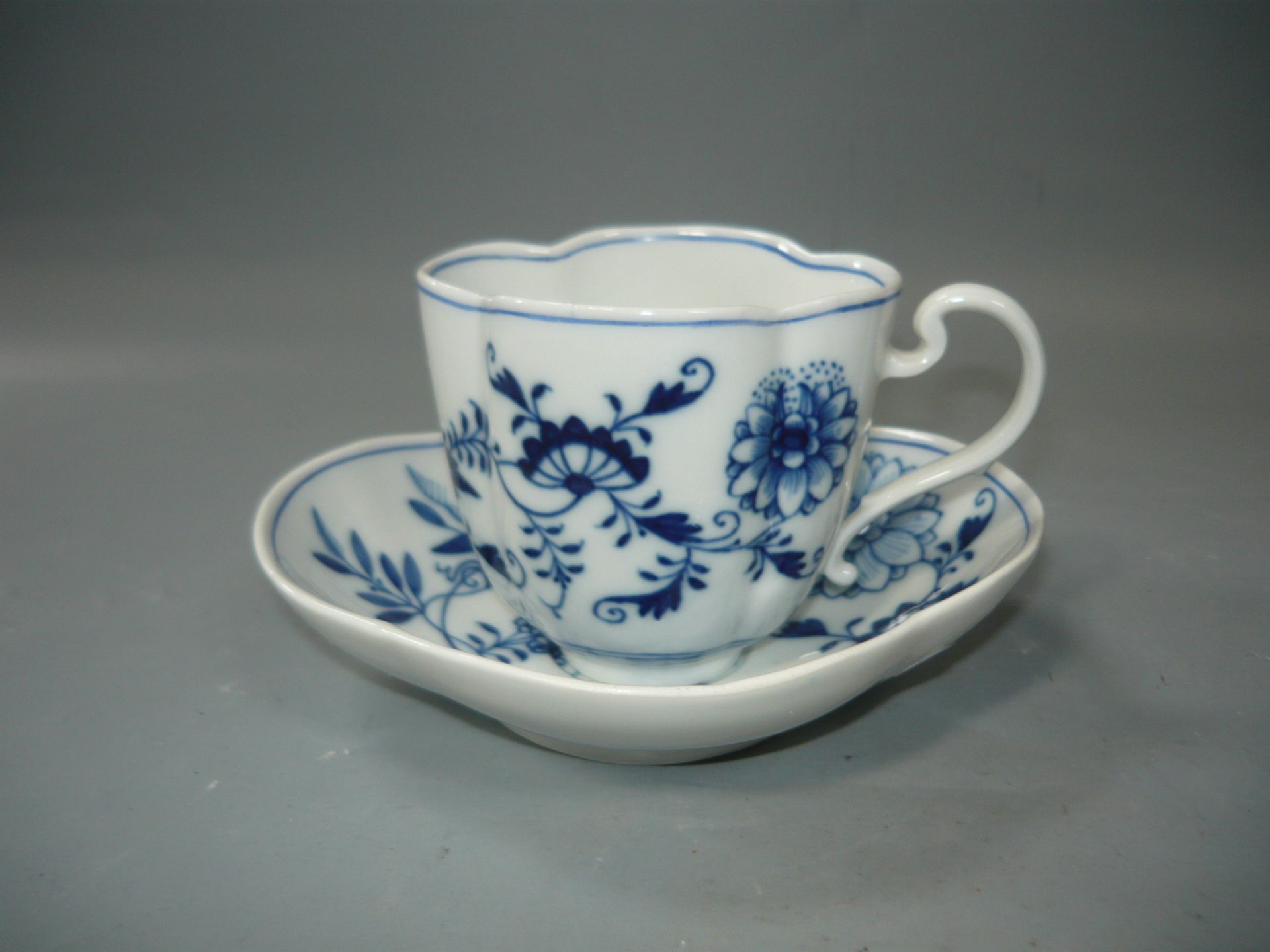 Meissen (Schwerter). Zwiebelmuster. Große antike und seltene Tasse mit Untertasse. Untertasse L. Ca.