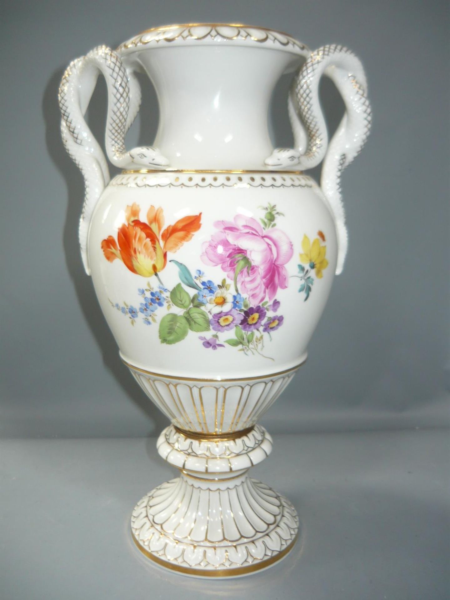 Meissen (Schwerter). Schlangenhenkelvase. Erste Wahl. H. 28cm. //English: Meissen (swords). Huge