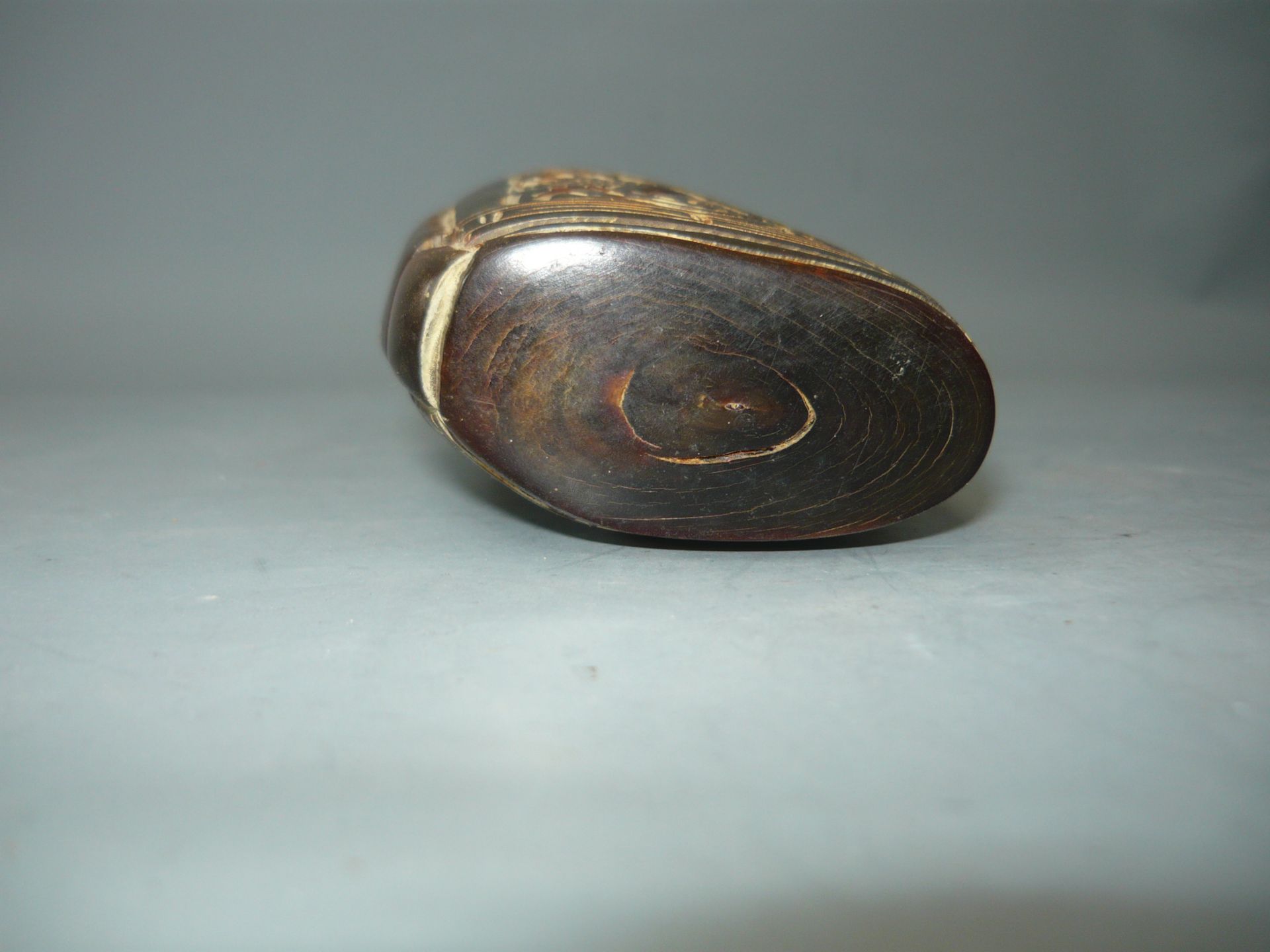 Kleinerer Zeremonialbecher aus Asiatica Sammlung. Horn, geschnitzt. China. H. 10cm. //English: - Image 3 of 3