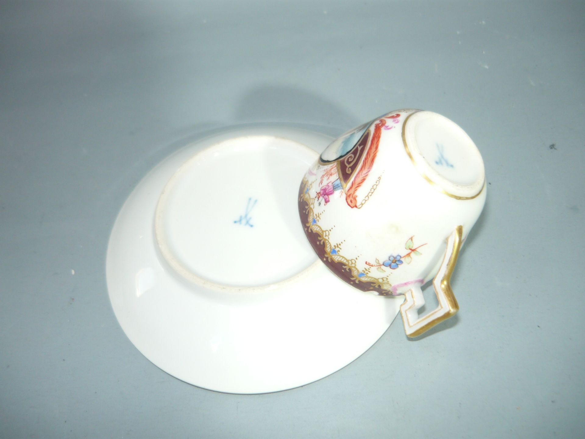 Meissen (Schwerter). Antike Mokkatasse mit szenerie. Obertasse beschädigt. H. 5cm. //English: - Bild 2 aus 2