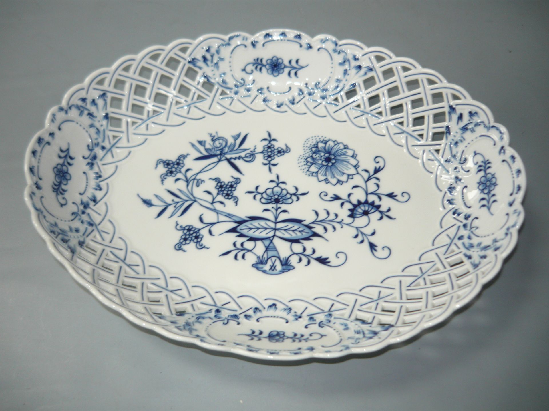 Meissen (Schwerter). Zwiebelmuster. Große ovale Schale mit breitem Flechtrand. Erste Wahl. Ca.