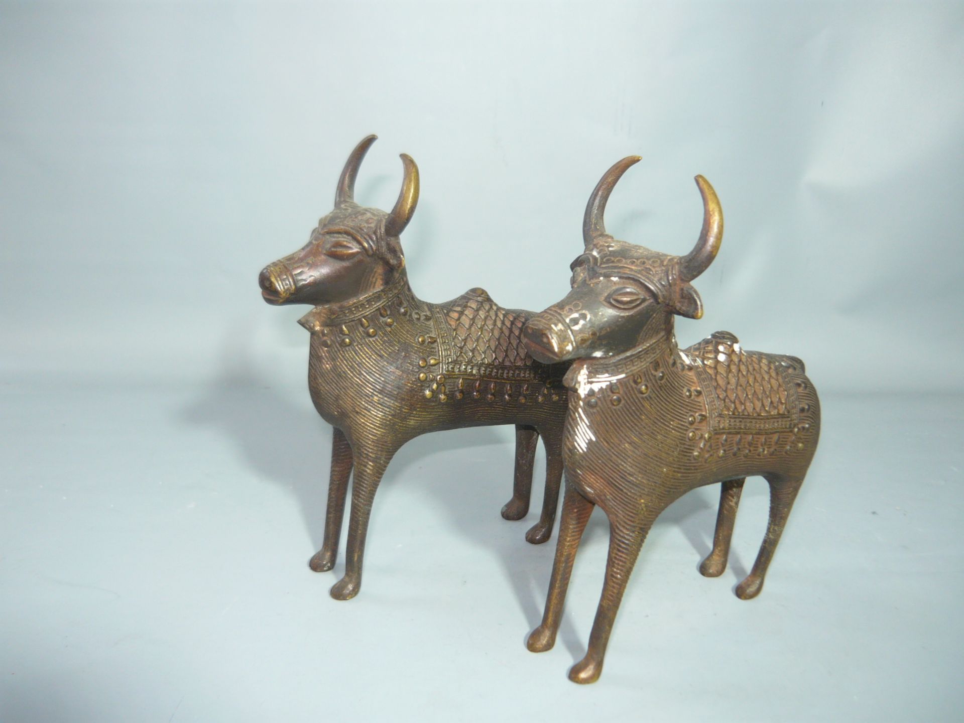 Zwei Büffel. Wohl Indien 20.Jhdt. Bronze. Je ca. 16x13cm. //English: Two cows or buffalows. Probably