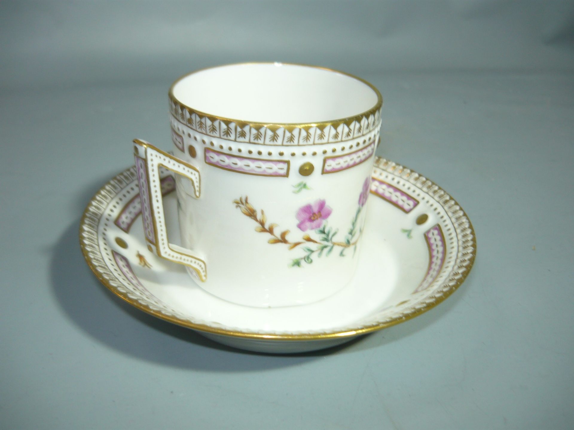 Royal Copenhagen. Kaffeetasse mit Untertasse. Handbemalt im Flora Danica-Style. Schleifstrich. H. - Image 2 of 3