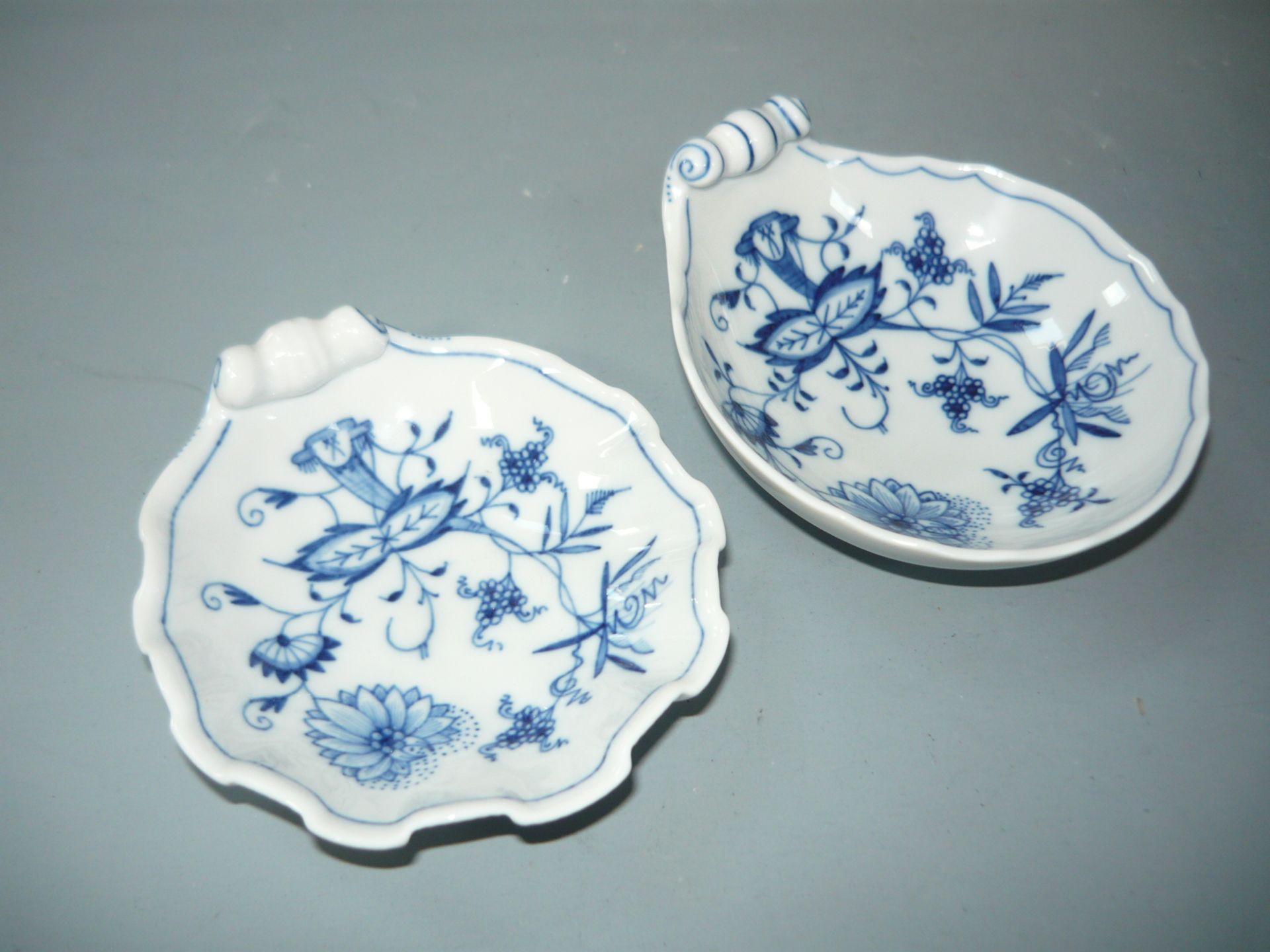 Meissen (Schwerter). Zwiebelmuster. Zwei Muschelschalen. L. 10 & 11cm. Erste Wahl. //English: